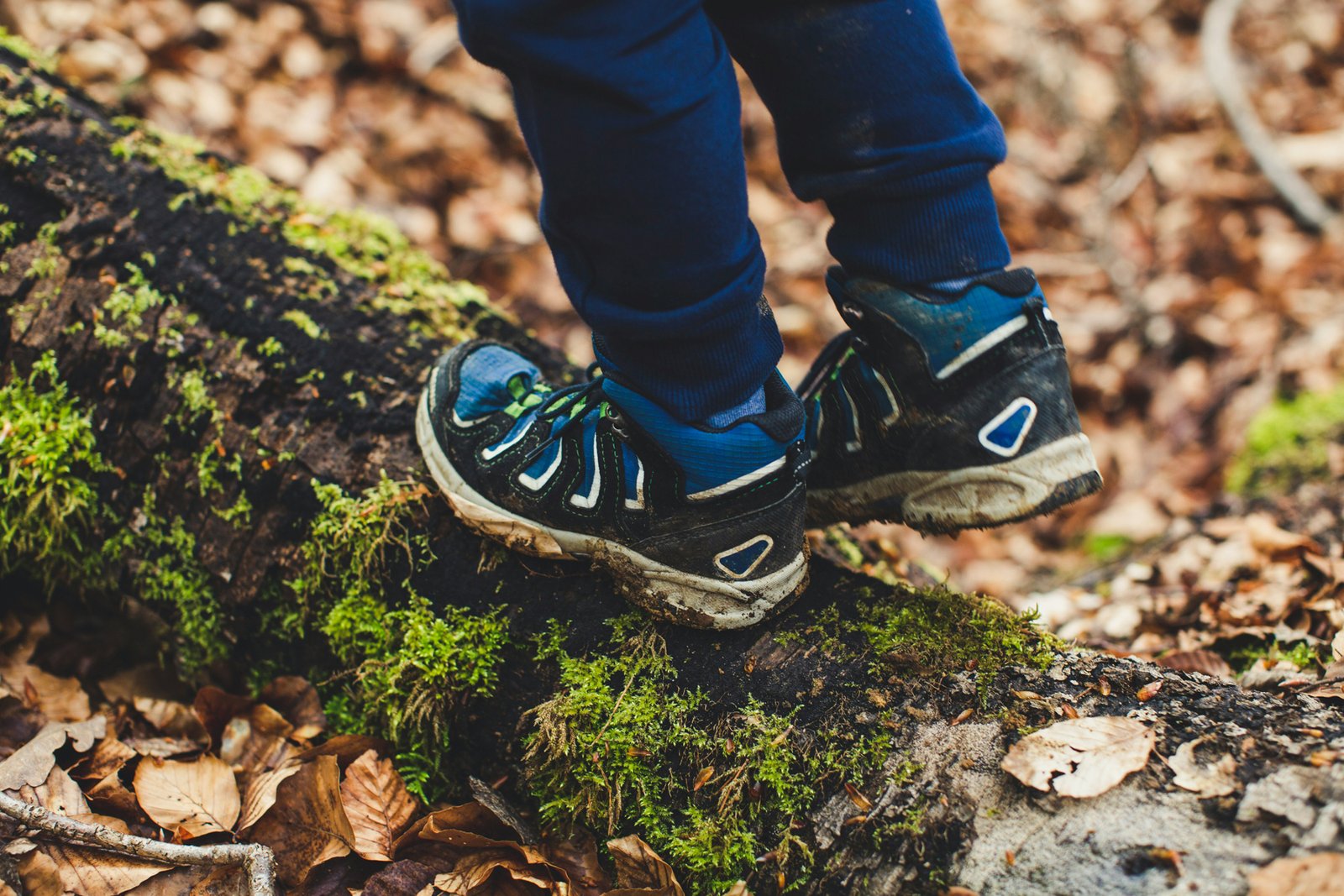 Harzfleck auf Schuh und Kleidung
